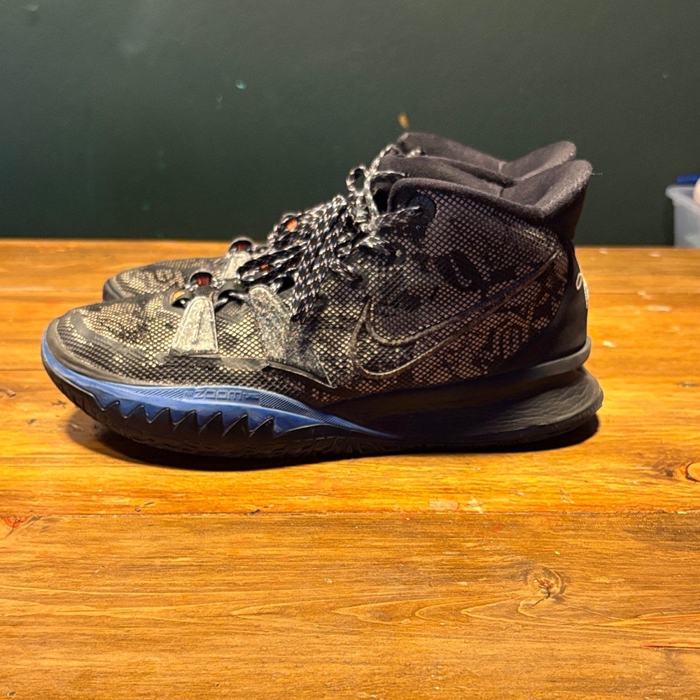 Nike Kyrie Basketball Shoes – Size 10